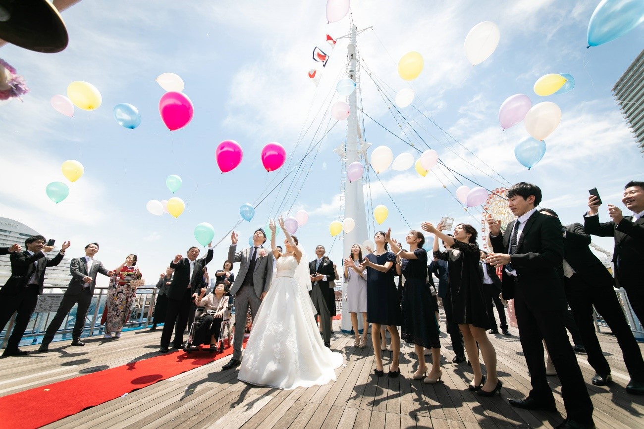 船からのバルーンリリース 船上ウェディング 結婚式 神戸コンチェルト 公式